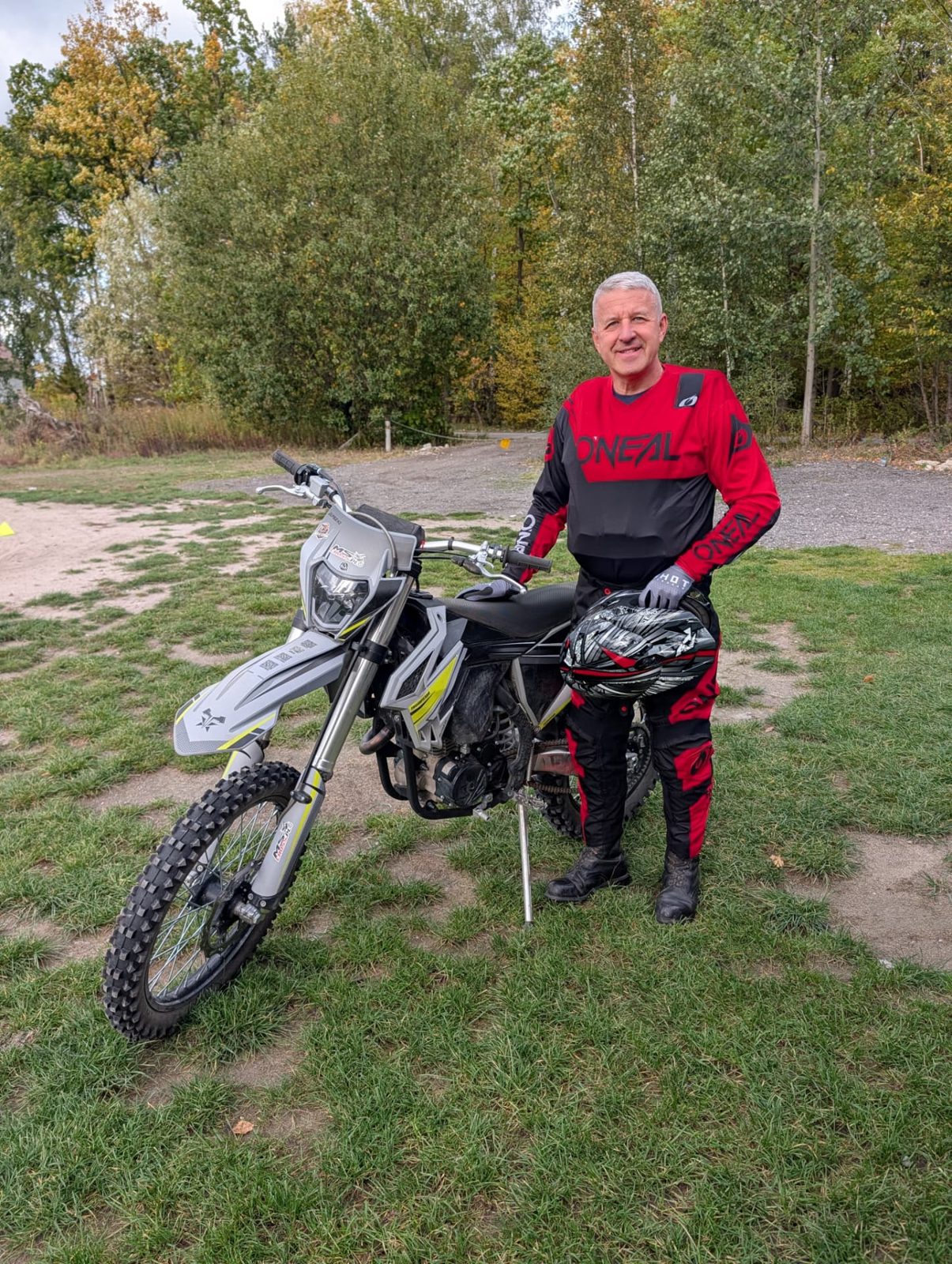 Leszek Kowalczyk przy motocyklu